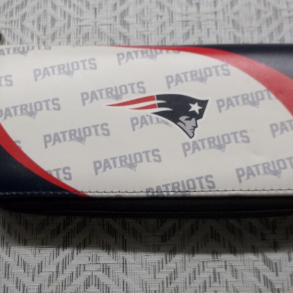 LADIES NEW ENGLAND PATRIOTS WALLET - Picture 1 of 5